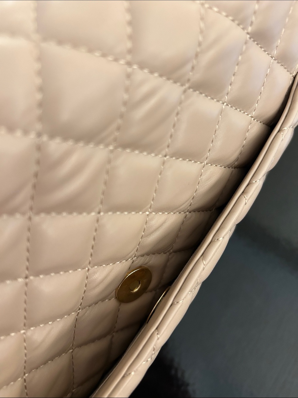Quilted Nude Shoulder Weekender Bag with Gold Chain Large New - Picture 6 of 16